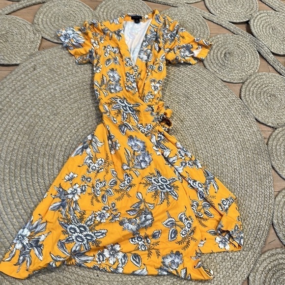 Ann Taylor Tropical Toile Flutter Sleeve Wrap Dress size 6P - Picture 2 of 5